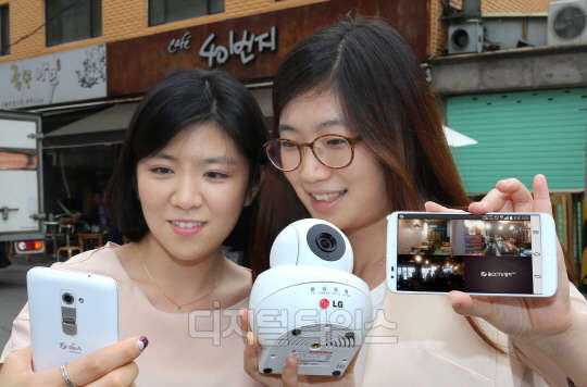 LG유플러스(대표 이상철)는 가정용 CCTV 서비스인 '맘카'의 기능을 대폭 개선, 소형 매장을 겨냥한 시장공략에 나선다고 22일 밝혔다. 이날 서울시 용산구 한 매장 앞에서 회사 모델들이 제품을 시연하고 있다. <LG유플러스 제공>